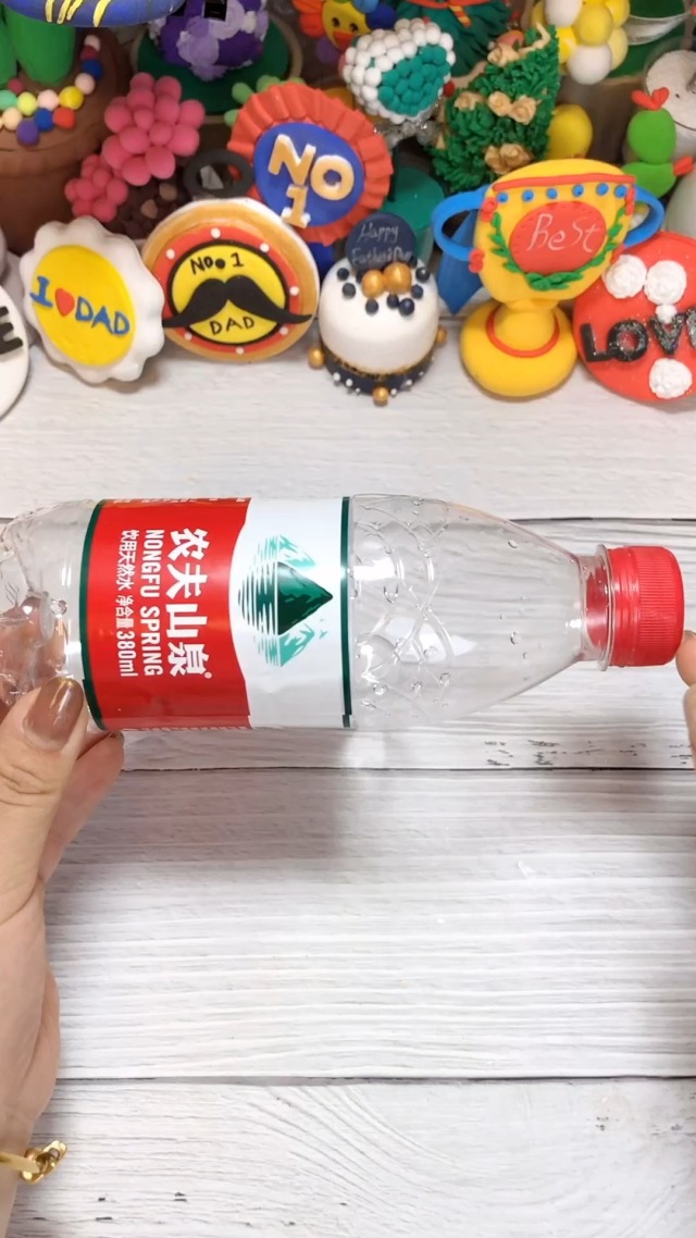 奖杯也得安排上,有矿泉水瓶子就能做,很简单哦!