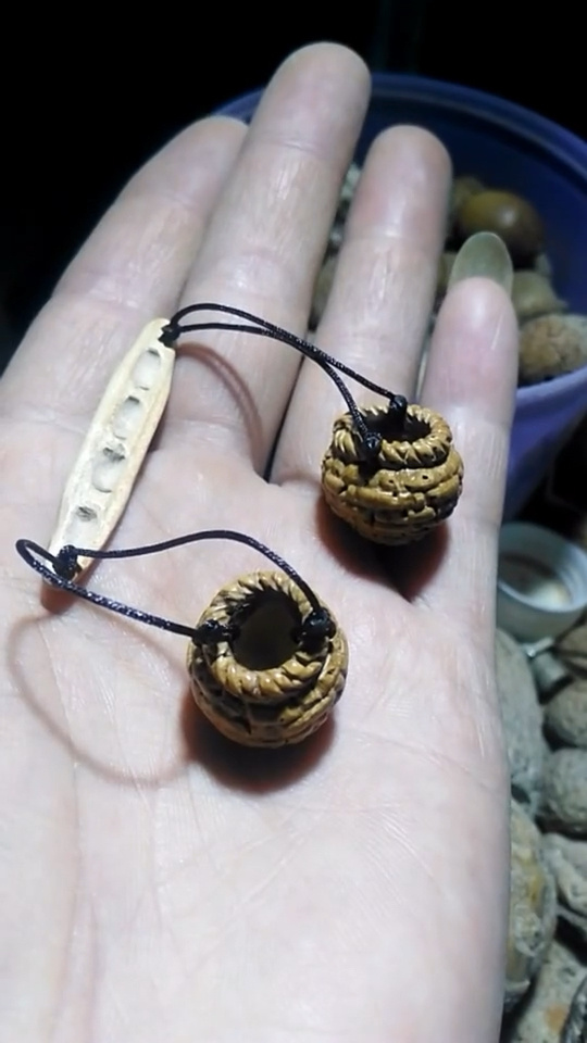 这么迷你的小花篮,你肯定想不到这是用桃核做的