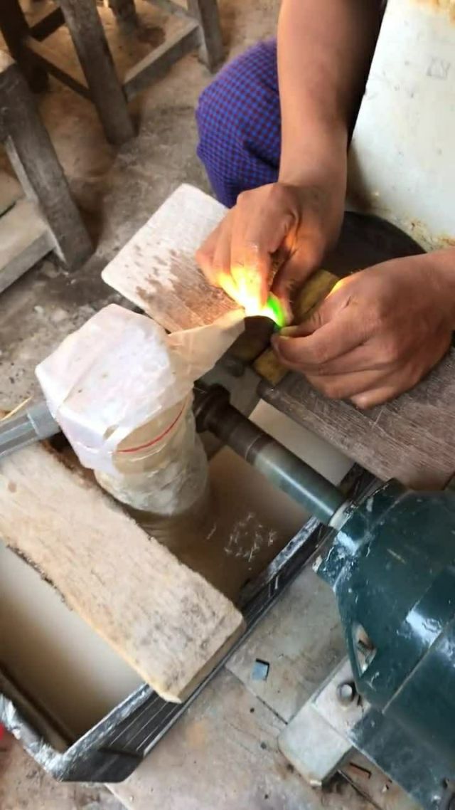 这位师傅正在用机子打磨翡翠原料,打磨完特别光滑