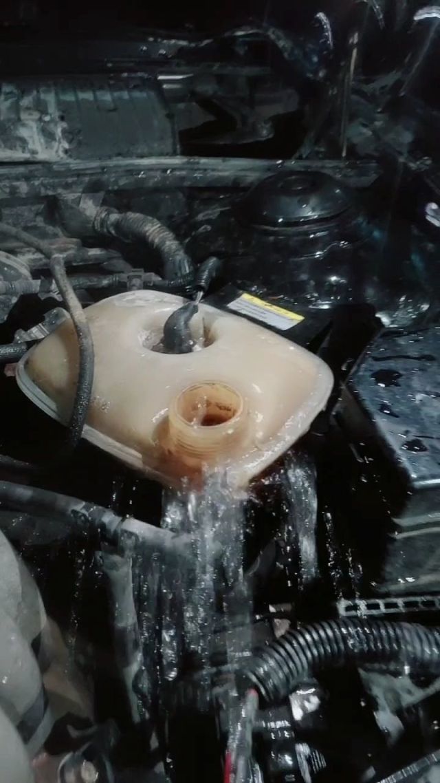 汽车发动机内部有开锅的现象,汽车还能继续行驶吗?