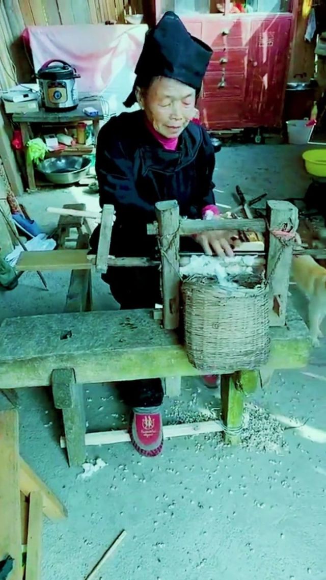 老奶奶是民间手艺人,棉花去籽技术太好了,工具快成古董了