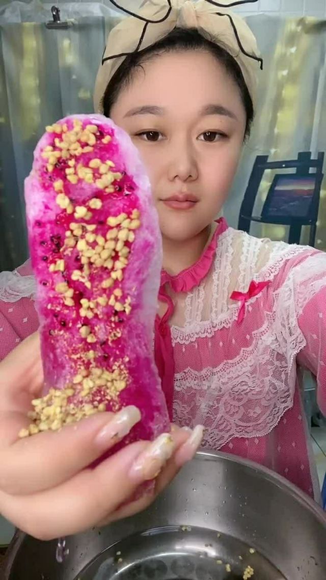 海绵冰配上苦荞,吃起来口感很好,这也太爽了