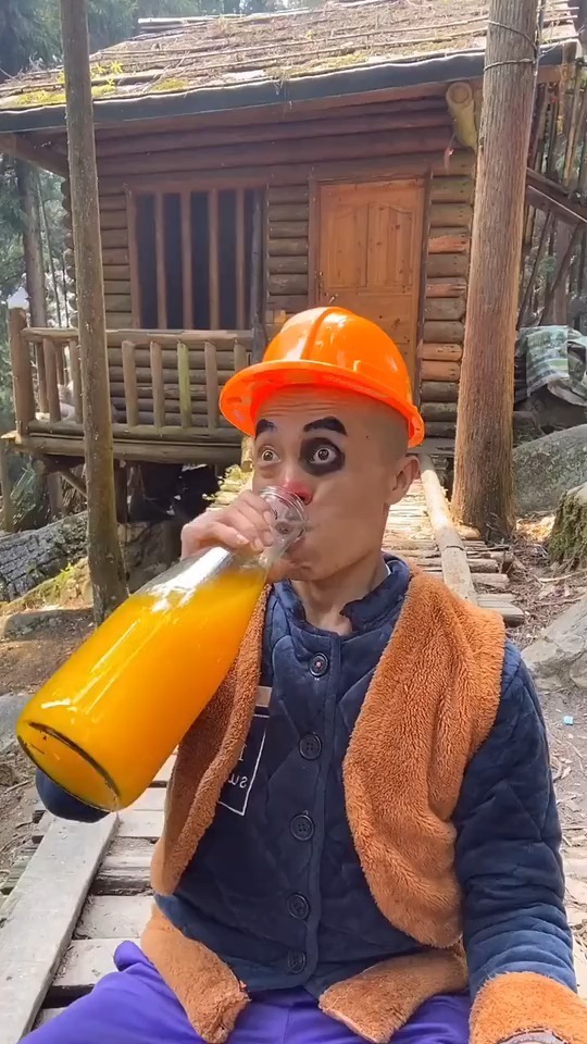 工作完喝上一瓶可乐太痛快了,大家周末愉快搞笑光头强